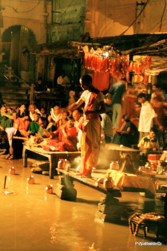 Cérémonie au Gange ou "puja"