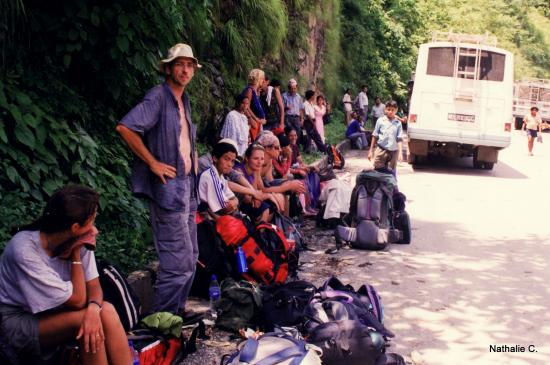 Route coupée, en attente d'un autre bus